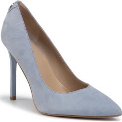 Szpilki GUESS - Crew 4 FL5CR4 SUE08 LBLUE. Niebieskie półbuty damskie Guess, z aplikacjami, z zamszu, bez obcasa, na obcasie, bez zapięcia. Za 639,00 zł.