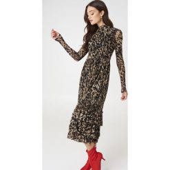NA-KD Trend Siateczkowa sukienka z falbanami Leo - Multicolor. Szare sukienki damskie NA-KD Trend, bez wzorów, ze stójką, z długim rękawem, długie, maxi. Za 242,95 zł.