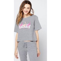 Etam - T-shirt piżamowy Cassie. Szare piżamy damskie Etam, s, z nadrukiem, z bawełny, z krótkim rękawem. W wyprzedaży za 59,90 zł.