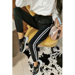 Spodnie sportowe BORONA BLACK. Czarne spodnie damskie Spodnie sportowe BORONA BLACK, s, z dresówki. W wyprzedaży za 89,00 zł.