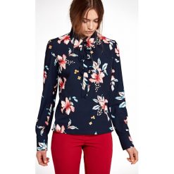 Bluzka koszulowa w kwiaty granatowa. Bluzki damskie e-margeritka.pl, s, w kwiaty, z poliesteru, eleganckie, z długim rękawem, długie, bez kaptura. Za 118,99 zł.