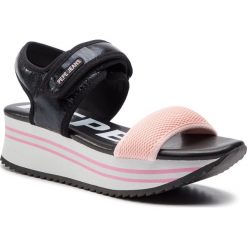 Sandały PEPE JEANS - Fuji Metal PLS90395 Black 999. Różowe klapki damskie Pepe Jeans, bez wzorów, z jeansu, bez obcasa. W wyprzedaży za 219,00 zł.