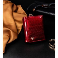 Portmonetka damska na bigiel czerwona Milano Design - Czerwony. Czerwone portfele damskie MILANO DESIGN, bez wzorów, ze skóry. Za 29,99 zł.