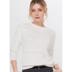 Sweter z wiskozy z ażurowym zdobieniem - Biały. Białe swetry damskie Mohito, xl, z aplikacjami, z wiskozy, bez rękawów, bez kaptura. Za 89,99 zł.