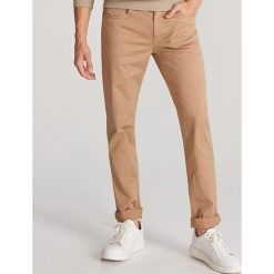Bawełniane spodnie slim fit - Beżowy. Brązowe spodnie męskie Reserved, m, bez wzorów, z bawełny. Za 99,99 zł.