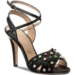 Sandały RED VALENTINO - PQ2S0A17 Nero 0NO. Czarne klapki damskie Red Valentino, z aplikacjami, ze skóry, bez obcasa, na obcasie. W wyprzedaży za 1299,00 zł.