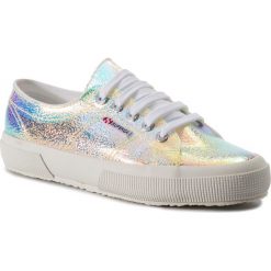 Sneakersy SUPERGA - 2750 CRACKIRIDESCENTPVCW S00FI70 Multi Iridescent 01 937. Szare półbuty damskie Superga, na co dzień, bez wzorów, z tworzywa sztucznego, bez obcasa, na płaskiej podeszwie, bez zapięcia. W wyprzedaży za 269,00 zł.