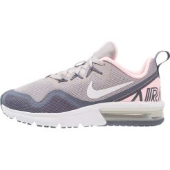 Nike Performance AIR MAX FURY Obuwie do biegania treningowe atmosphere grey/white/arctic punch/light carbon/metallic silver. Szare buty sportowe chłopięce Nike Performance, z materiału, do biegania. W wyprzedaży za 251,30 zł.
