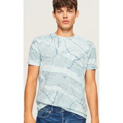 T-shirt z nadrukiem mapy - Niebieski. Niebieskie t-shirty męskie z nadrukiem Reserved, l. Za 49,99 zł.