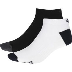 Skarpetki męskie SOM003 - biały + głęboka czerń. Białe skarpetki męskie marki 4f, bez wzorów, z elastanu. Za 24,99 zł.