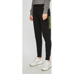 Calvin Klein Performance - Spodnie. Czarne spodnie damskie Calvin Klein Performance, s, bez wzorów, z bawełny. W wyprzedaży za 279,90 zł.