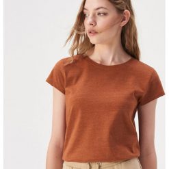 Gładki t-shirt basic - Brązowy. Pomarańczowe t-shirty damskie Sinsay, s, bez wzorów, bez kołnierzyka. Za 19,99 zł.