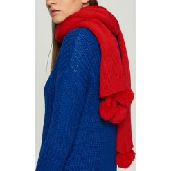 Szalik z pomponami - Czerwony. Czerwone szaliki damskie Sinsay. Za 39,99 zł.