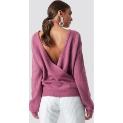 NA-KD Trend Dzianinowy sweter z kopertowym tyłem - Pink. Różowe swetry klasyczne damskie NA-KD Trend, z dzianiny, z kopertowym dekoltem. Za 121,95 zł.