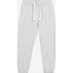 Blukids - Spodnie dziecięce 98-128 cm. Szare spodnie chłopięce marki Blukids, z bawełny. W wyprzedaży za 29,90 zł.