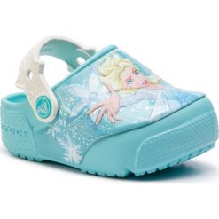 Klapki CROCS - Crocsfl Frozen Elsa Ight Clg K 205495 Ice Blue. Niebieskie sandały dziewczęce Crocs, z tworzywa sztucznego, bez zapięcia. W wyprzedaży za 159,00 zł.