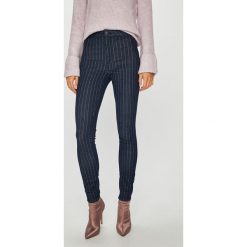 Tommy Jeans - Spodnie. Szare boyfriendy damskie Tommy Jeans. W wyprzedaży za 239,90 zł.