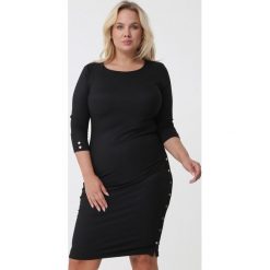 Czarna Sukienka Ricki. Czarne sukienki damskie Born2be, na wiosnę, xl, bez wzorów, z dzianiny, eleganckie, z okrągłym kołnierzem, bez rękawów, midi, dopasowane. Za 69,99 zł.