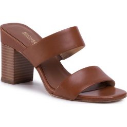 Klapki MICHAEL MICHAEL KORS - Glenda Slide 40S0GLMP2L Luggage. Pomarańczowe klapki damskie MICHAEL Michael Kors, bez wzorów, ze skóry, bez obcasa, na obcasie. Za 649,00 zł.