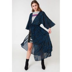 NA-KD Boho Szyfonowa sukienka płaszczowa - Multicolor. Szare długie sukienki marki NA-KD Boho, z poliesteru, boho, dekolt w kształcie v. Za 80,95 zł.