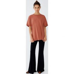 Gładka koszulka basic z krótkim rękawem. Szare bluzki damskie marki Pull&Bear, z krótkim rękawem. Za 59,90 zł.