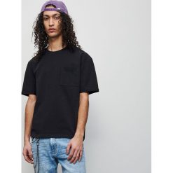 Gladki T-shirt z kieszenią - Czarny. Czarne t-shirty męskie Reserved, s, bez wzorów, bez kołnierzyka. Za 49,99 zł.