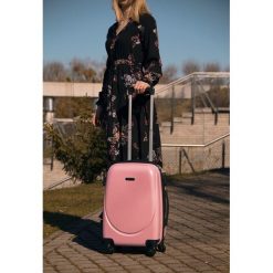 Średnia walizka podróżna STL856 różowa - M \ różowy. Różowe walizki Solier, bez wzorów, z gumy. Za 139,00 zł.