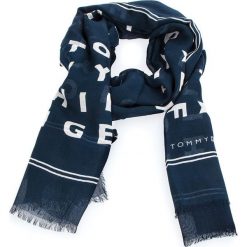 Szal TOMMY HILFIGER - Logo Story Scarf AW0AW05216 413. Niebieskie szaliki damskie marki TOMMY HILFIGER, z materiału. W wyprzedaży za 139,00 zł.