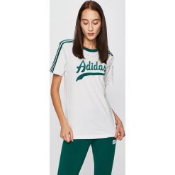 Adidas Originals - Top. Białe topy damskie adidas Originals, z nadrukiem, z bawełny, z okrągłym kołnierzem. Za 149,90 zł.