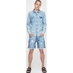 Denimowe bermudy z przetarciami. Niebieskie spodenki i szorty męskie Pull&Bear, m, bez wzorów, z jeansu. Za 49,90 zł.