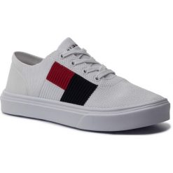 Tenisówki TOMMY HILFIGER - Lightweight Knit Flag Sneaker FM0FM02545 White YBS. Białe trampki męskie TOMMY HILFIGER, bez wzorów, z gumy, eleganckie, bez zapięcia. W wyprzedaży za 199,00 zł.