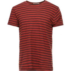 T-shirty męskie z nadrukiem: Nudie Jeans ANDERS Tshirt z nadrukiem aurora red