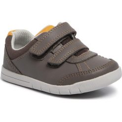 Sneakersy CLARKS - Emery Sky T 261455407 Brown Leather. Pomarańczowe trampki chłopięce Clarks, bez wzorów, z zamszu, na rzepy. Za 199,00 zł.