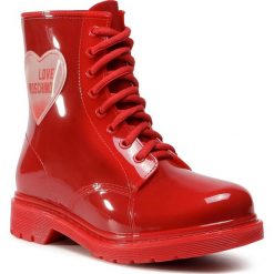 Kalosze LOVE MOSCHINO - JA24073G1BIR2500 Rosso. Czerwone kalosze damskie Love Moschino, na imprezę, z tworzywa sztucznego, bez obcasa, bez zapięcia. Za 589,00 zł.