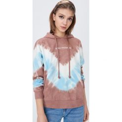 Bluza tie dye z napisem - Wielobarwny. Bluzy damskie Sinsay, s, z napisami, bez rękawów, bez kaptura. W wyprzedaży za 44,99 zł.