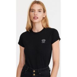 T-shirt z drobnym haftem - Czarny. Czarne t-shirty damskie Reserved, s, z haftami, bez kołnierzyka. Za 24,99 zł.