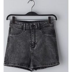 Jeansowe szorty high waist - Szary. Szare szorty damskie Cropp, bez wzorów, z jeansu, z podwyższonym stanem. W wyprzedaży za 34,99 zł.