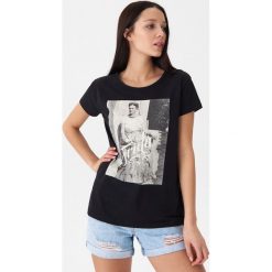 Koszulka Frida Kahlo - Czarny. Czarne koszulki damskie House, s, bez wzorów, bez kołnierzyka. Za 39,99 zł.