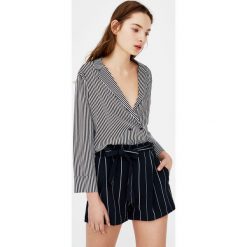 Spodenki tailoring w paski z wiązaniem. Czarne szorty damskie Pull&Bear, w paski. Za 59,90 zł.