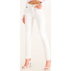 Jeansy Slim Fit Versace Jeans Couture A1HVA0SH. Białe jeansy damskie Versace Jeans Couture, bez wzorów, z elastanu. W wyprzedaży za 869,00 zł.