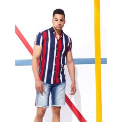 T-SHIRT KRÓTKI RĘKAW MĘSKI W PASKI. Czerwone t-shirty męskie Top Secret, na lato, s, w paski, z jeansu, eleganckie, z klasycznym kołnierzykiem, krótkie. W wyprzedaży za 9,99 zł.