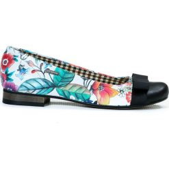Balerinki z czarnym czubkiem - skóra naturalna - model 007 – motyw kwiatowy. Czarne baleriny damskie Zapato, bez wzorów, ze skóry, bez obcasa. W wyprzedaży za 173,40 zł.
