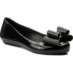 Baleriny ZAXY - Pop Bow II Fem 82302 Black 01003 AA285056 02966. Czarne baleriny damskie marki Zaxy, z tworzywa sztucznego, klasyczne, na płaskiej podeszwie. W wyprzedaży za 149,00 zł.