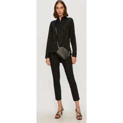 Kate Spade - Torebka. Czarne listonoszki damskie Kate Spade, w paski, ze skóry ekologicznej, na ramię, małe, bez dodatków. Za 789,90 zł.