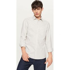 Bawełniana koszula regular fit - Jasny szary. Szare koszule męskie Reserved, m, bez wzorów, z bawełny, bez kołnierzyka, bez rękawów. Za 69,99 zł.