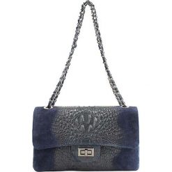Skórzana torebka w kolorze granatowym - 28 x 16 x 8 cm. Niebieskie torebki klasyczne damskie ORE10, w paski, ze skóry. W wyprzedaży za 175,95 zł.