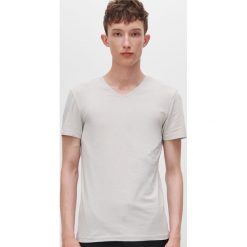 T-shirt z dekoltem w serek - Jasny szary. Szare t-shirty męskie Reserved, s, bez wzorów, z dekoltem w serek. Za 29,99 zł.
