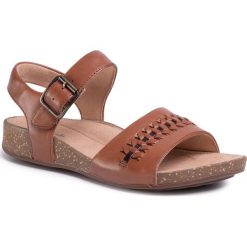 Sandały CLARKS - Un Perri Way 261487034 Dark Tan Leather. Pomarańczowe klapki damskie Clarks, bez wzorów, ze skóry, bez obcasa. W wyprzedaży za 289,00 zł.