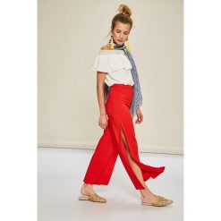 Answear - Spodnie Stripes Vibes. Czerwone spodnie damskie marki ANSWEAR, s, z elastanu, z podwyższonym stanem. W wyprzedaży za 119,90 zł.