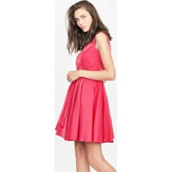 Simple - Sukienka. Szare sukienki damskie koktajlowe marki Simple, z bawełny, z okrągłym kołnierzem, mini, rozkloszowane. W wyprzedaży za 299,90 zł.